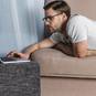 Home Office: Am Laptop auf der Couch