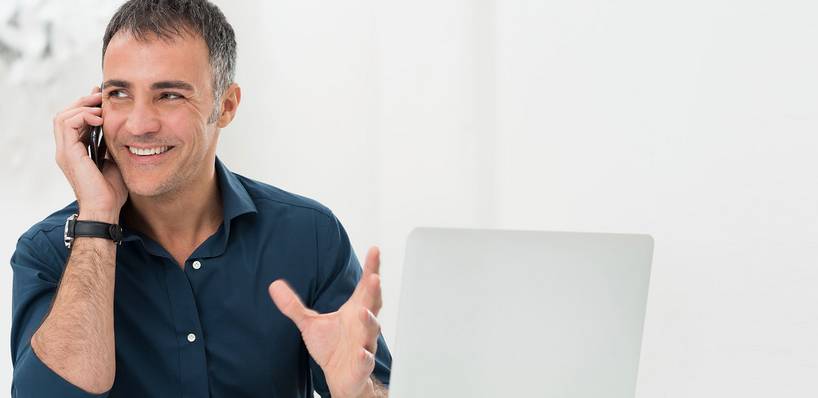 Mann telefoniert über VoIP