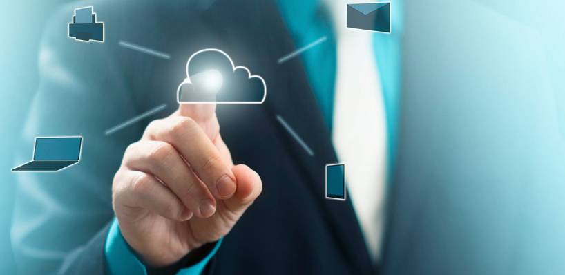 Mann tippt auf Cloud Symbol