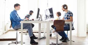 Startup-Mitarbeiter am Schreibtisch