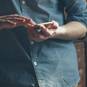 Hipster-Mann mit Smarphone lehnt an Möbel
