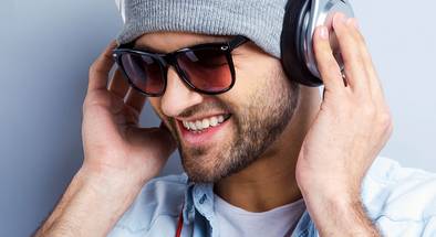 Mann hört Musik