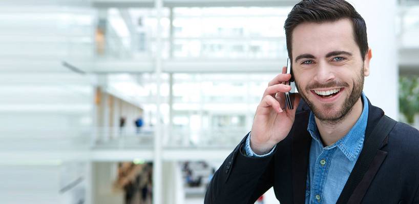 Mann mit Smartphone